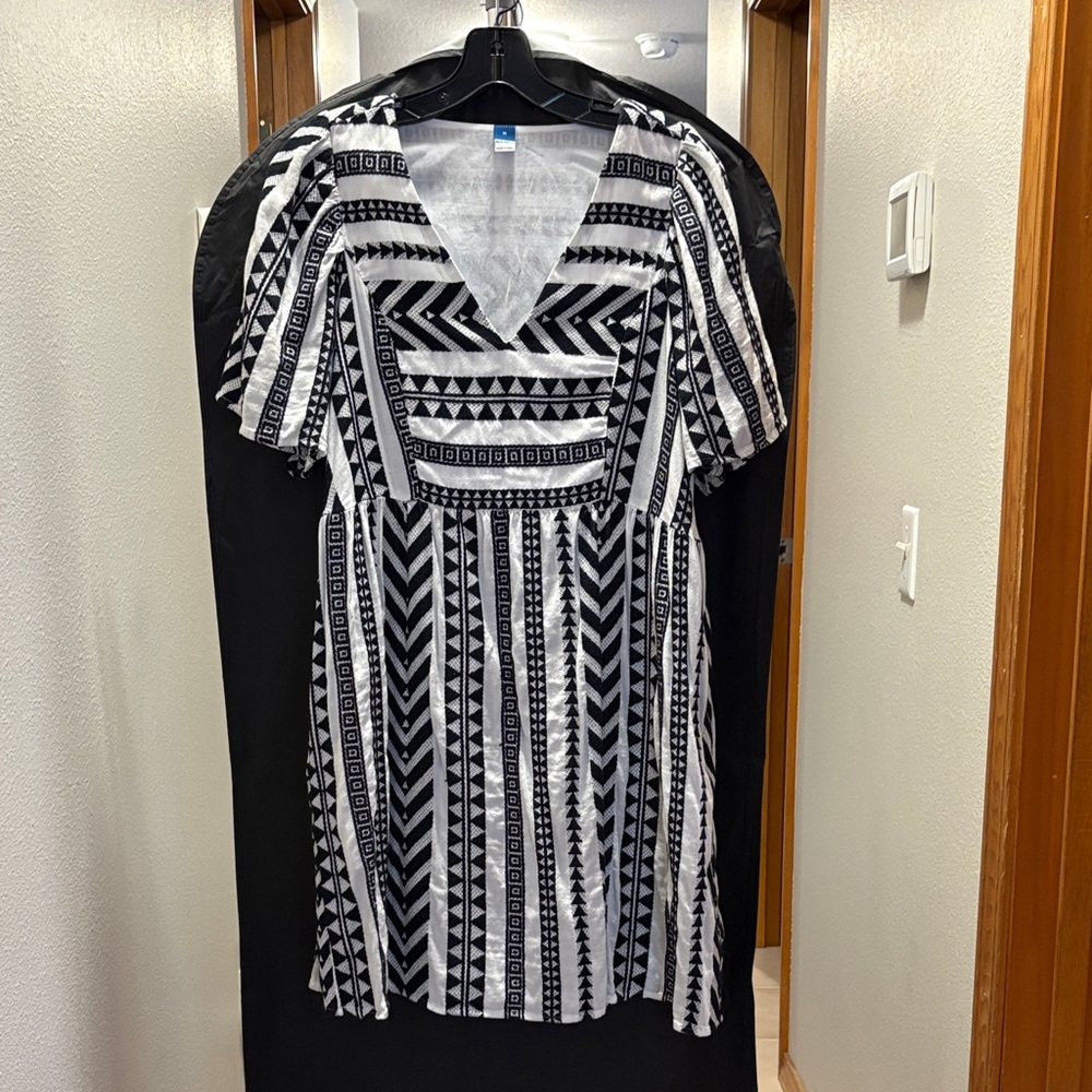 Old Navy Black and White Geometric V-Neck Dress